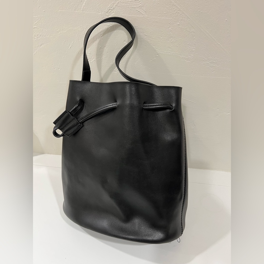 KC JAGGER Black Leather Bucket Shoulder Bag